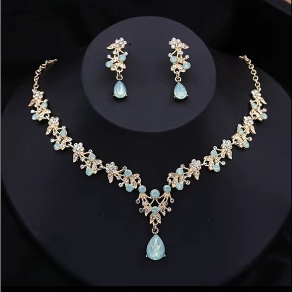 Green And White Diamond Floral Necklace And Earrings Set - Gold